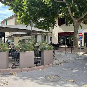 https://appartement-f1-au-centre-chateaurenard.aixenprovencehotels.org